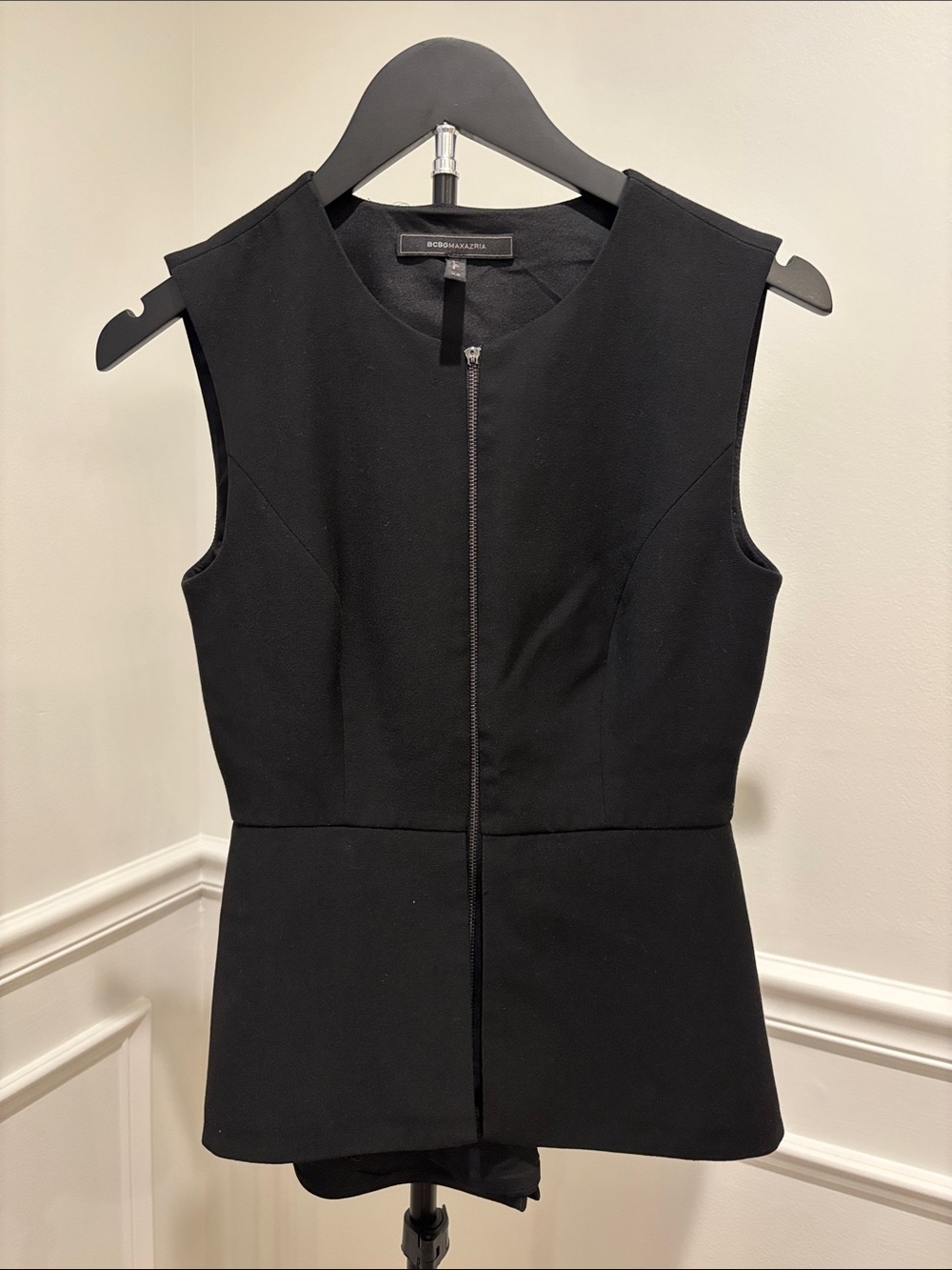BCBGMaxAzria Black Sleeveless Zip-Front Top - Picture 3 of 9